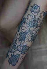 Plante tatoveringsmateriale pigens arm på sort blomster tatoveringsbillede