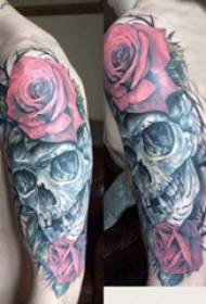 Pató de tatuatge i tatuatge de flor cresta de braç gran i imatge de tatuatge de flors