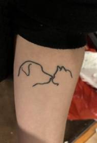 Braccio del ragazzo del tatuaggio della siluetta animale sull'immagine del tatuaggio del gatto e del cucciolo