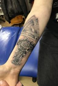 Vienkārša krusta tetovējuma meitenes roka uz krusta tetovējuma attēla
