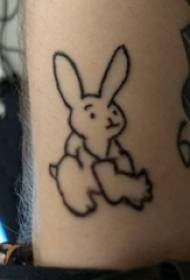 Étudiant de dessin animé de tatouage bras sur l'image de tatouage de lapin noir