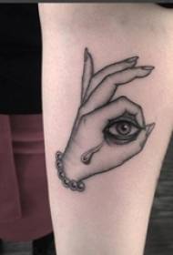 Tetovējums rokas meitene meitene roku uz acs un roku tetovējums attēlu