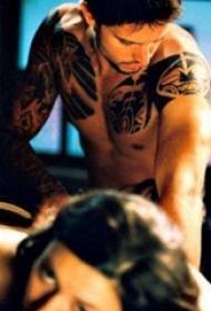 Una foto di tatuatu di mità di un caratteru in un artista di tatuaggi