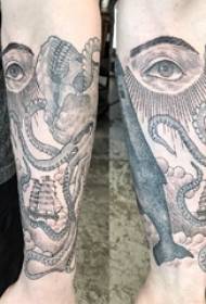 Татуювання очей, чоловіча рука, малюнок татуювання чорного восьминога
