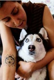 Image de tatouage de chiot chien noir chien fille tatouage