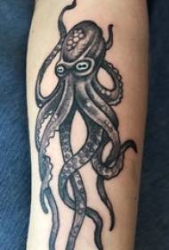 Hình xăm con bạch tuộc đen Hình xăm con bạch tuộc đen trên cánh tay nam