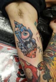 Arm tatuering material färgad tecknad spar tatuering bild på manlig arm