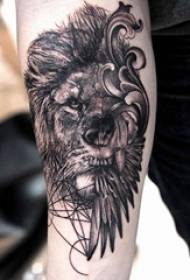 Lion head tattoo girl løvehode tatoveringsbilde på arm