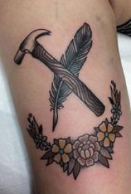 Tatovering stor arm tatoveringsmønster jente stor arm på blomst og fjær tatoveringsbilde