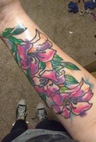 Tattoo-materiaal vir die arm, manlike hand , prentjie met gekleurde blomme tatoeëermerke