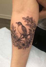 Алатка за тетоважа на рака девојка цвет и птица слика тетоважа на рака
