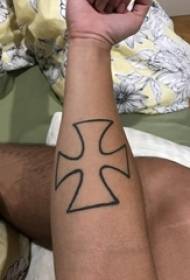 소년 팔에 미니멀 라인 문신 창조적 인 기하학적 문신 사진