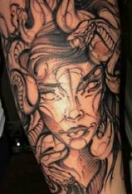 Zdjęcie tatuażu Medusa Ramię dziewczyny na czarno szarym zdjęciu tatuażu Medusa