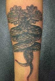 Wytatuuj ramię chłopca z magicznym wężem na czarnym tatuażu z podwójnym wężem