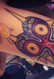 Braccio colorato della ragazza del tatuaggio sull'immagine colorata del tatuaggio del cuore