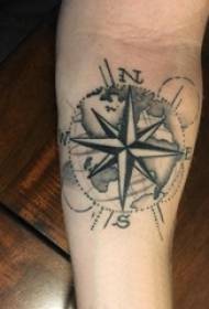 Тетоважа компас машки студентски рака на црна сива тетоважа компас слика