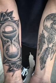 Arm tatoveringsmateriale, mannlig student arm på timeglass og drøm catcher tatoveringsbilde