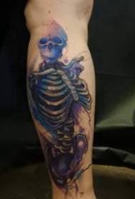 泼墨纹身素材 男生手臂上彩色的骷髅纹身图片