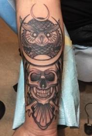 Tatuaje de calavera, brazo masculino, tatuaje, patrón de búho