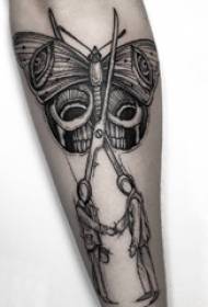 Tatoeëermerke met kapperskêr-tatoeëring seuns op vlinder en tatoeëermerke van skêr-skare