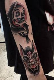Arm tattoo, braso ng batang lalaki, hayop at skull tattoo na larawan