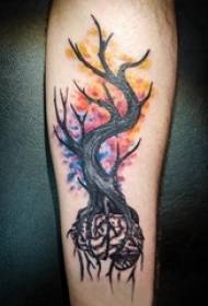 Момче на татуировка на дърво тотем, татуировка на дърво на тотем