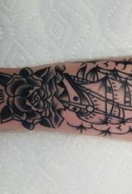 Tatuaje velero brazo del niño en la flor tatuaje velero foto
