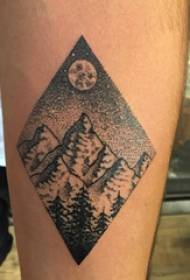 Lengan tato gambar lengan anak laki-laki di gambar belah ketupat dan tato gunung