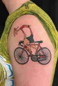 Velosipēdu aprīkojuma tetovējuma zēna raksturs uz rokas un velosipēda tetovējuma attēls