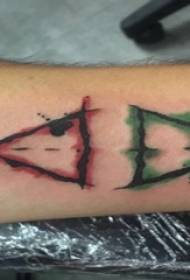 Elementu geometrikoa tatuaje gizonezko ikaslearen besoa triangelu koloreko tatuaje irudian
