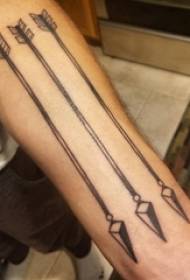 Рука хлопчыка татуіроўкі на малюнку татуіроўкі вострай стрэлкай