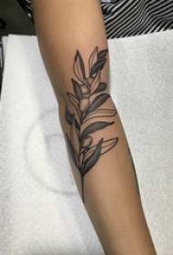 Kol dövme malzemesi kız siyah kol bitki dövme resmi