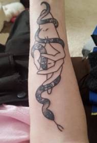 Il.lustració del tatuatge a la mà del braç de la noia i la imatge del tatuatge de la serp
