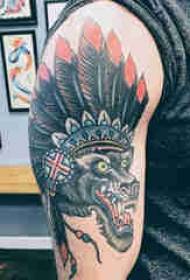 Ang Indian feather tattoo nga lalaki nga bukton sa lobo ug indian nga feather tattoo nga litrato