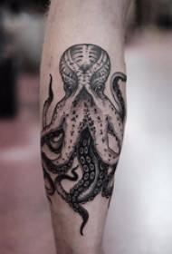 Tattoo sting li ser destan wêneyên tûjik ên octopusê yên mêr