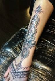 Tattoo ပုံစံမိန်းကလေးနွားသငယ်ကို tattoo ပုံစံ