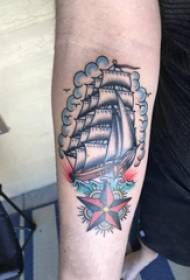 Material de tatuatge de braç, braç masculí, estrella de cinc puntes i imatge de tatuatge a vela