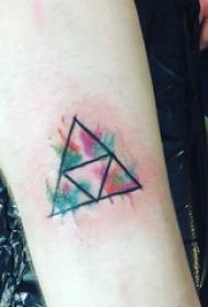Ακουαρέλα εικόνα τατουάζ γυναικεία βραχίονα μαθήτρια σε έγχρωμη εικόνα τρίγωνο τατουάζ