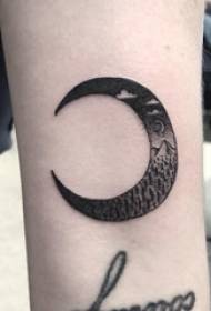 Tatuaggio di luna braccio ragazza braccio di luna foto tatuaggio