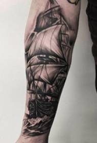 Тетоважни убод трикове мушке руке на црним сликама тетоваже једрилице