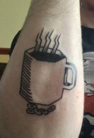 Braç de noi de tatuatge de cafè sobre un quadre de tatuatge de cafè gris negre