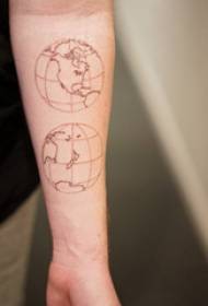 Земя татуировка модел момиче ръка на черно земна татуировка снимка