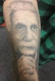 Rakstzīmju portreta tetovējuma zēna roka uz melna Einšteina tetovējuma attēla