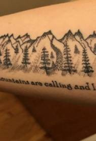 Material del tatuaje del brazo, brazo masculino, imagen de tatuaje de árbol grande y montaña