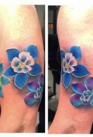 Orchid tattoo manlike skoolseun arm op gekleurde orgidee tatoeëer prentjie