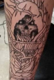 тату череп, рука мальчика, линия и рисунок татуировки