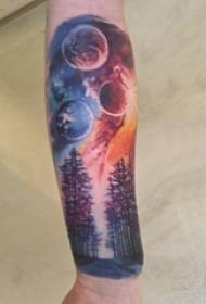 Rokas tetovējuma materiāls, vīrieša rokas, planētas un lielā koka tetovējuma attēls