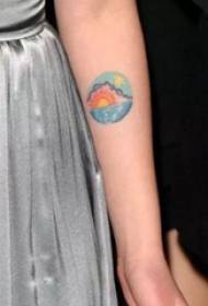 Scarlett Johansson ၏လက်မောင်းပေါ်တွင်ခြယ်သထားသောသေးငယ်သောဓာတ်ပုံတက်တူးထိုးပုံ