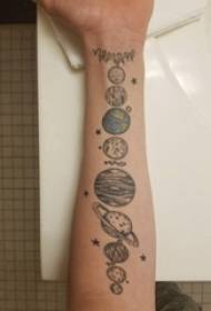 Рука малог мали тетоважа планете на слици црне планете тетоваже