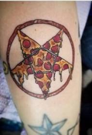 Maisto tatuiruotės berniuko ranka ant spalvoto maisto tatuiruotės paveikslo